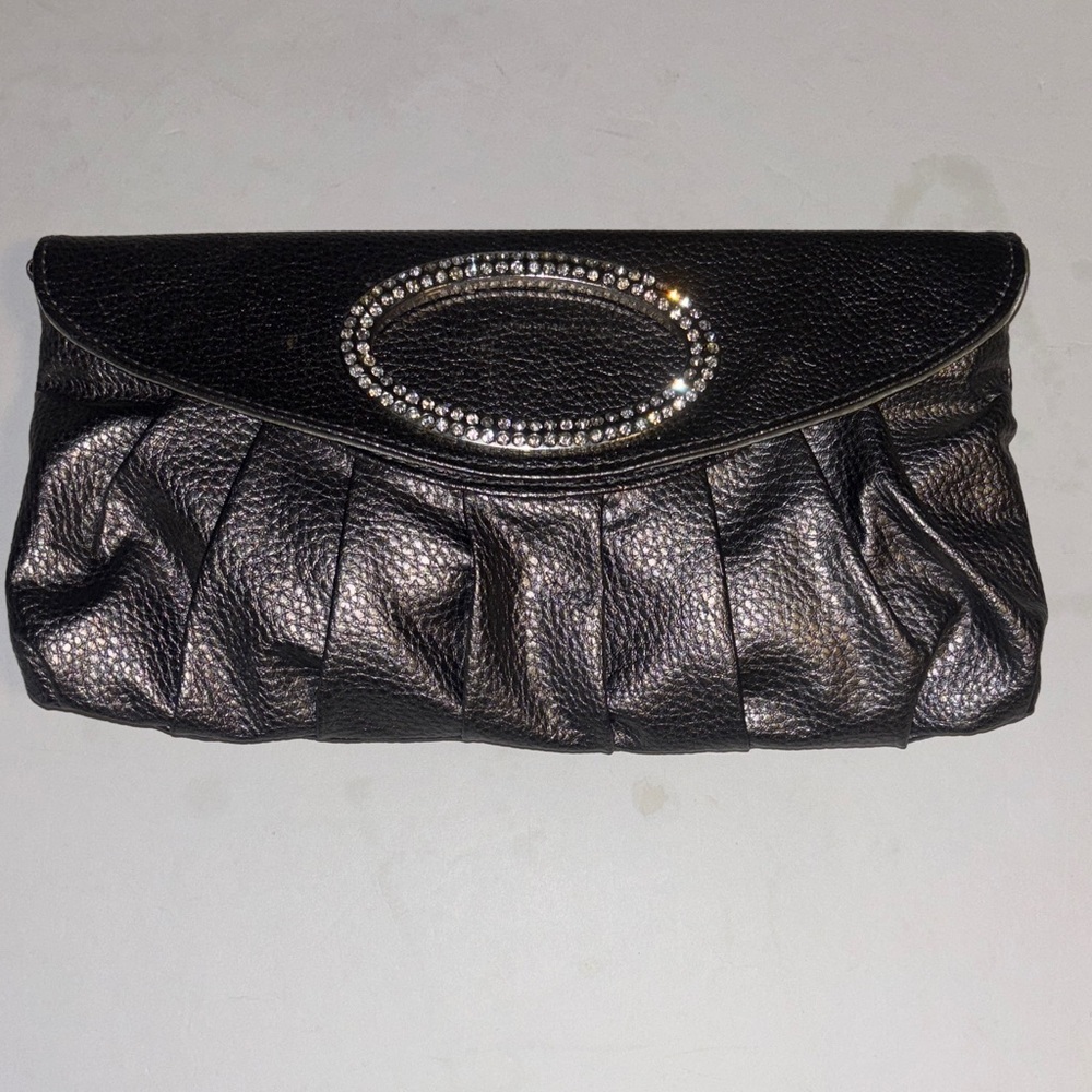 SILVER CLUTCH FAUX LEATHER RHINESTONE DESIGN 2 SNAP CLOSURE
ZIP POCKET OUTSIDE